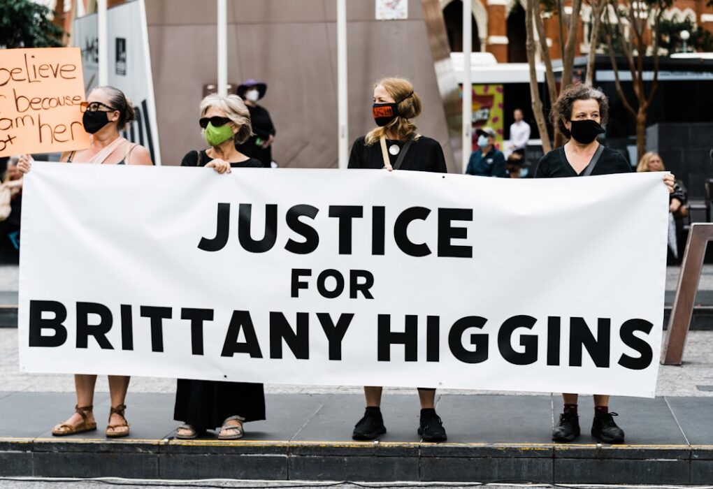 Photo courtroom, scales of justice